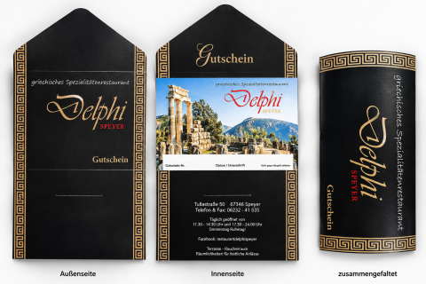 Drei Ansichten eines schwarzen Gutscheins für das griechische Restaurant Delphi Speyer mit goldener Verzierung.