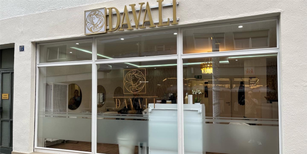 Schaufenster eines modernen Salons mit dem goldenen Schriftzug DAVAH über der Glasfront.