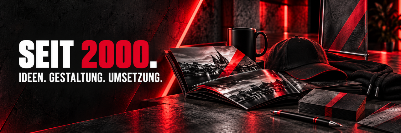 Werbebild mit dem Schriftzug Seit 2000. Ideen. Gestaltung. Umsetzung. neben bedruckten Werbeartikeln auf dunklem Tisch