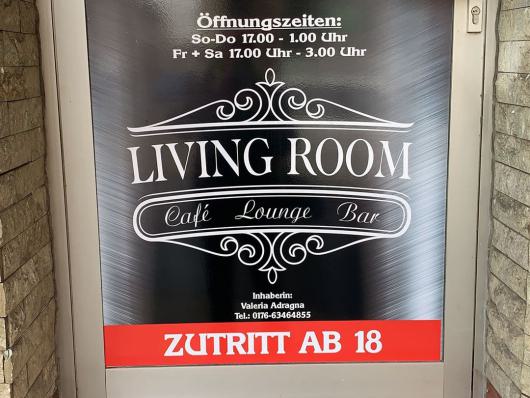 Eingangstür der Living Room Cafe Lounge Bar mit rotem Hinweis Zutritt ab 18