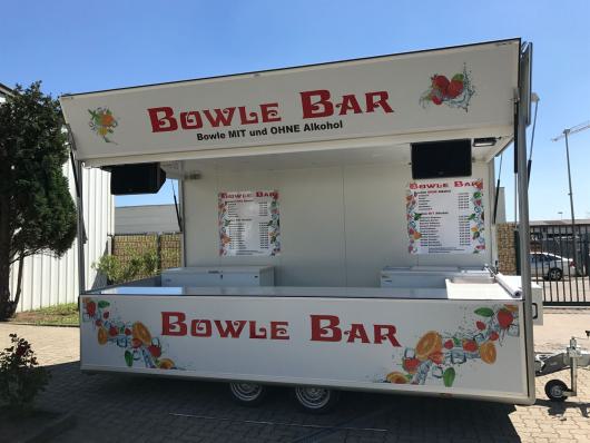 Weißer Getränkewagen mit der Aufschrift Bowle Bar im Freien