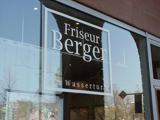 Schaufenster eines Friseursalons mit dem Schriftzug Friseur Berger am Wasserturm