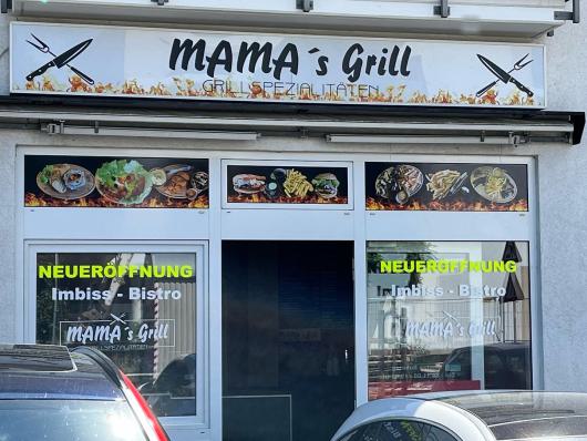 Fassade eines Imbisslokals mit dem Schild MAMAs Grill und Neueröffnung an den Fenstern.