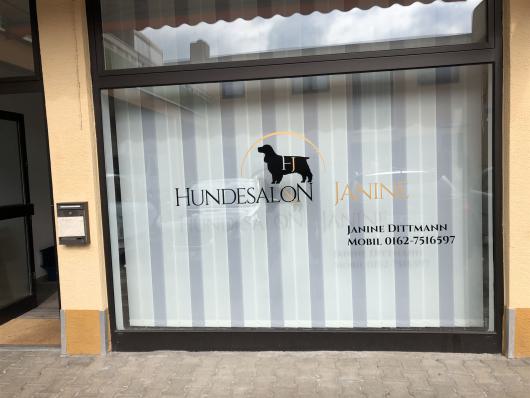 Schaufenster eines Hundesalons mit Logo und Namen Janine
