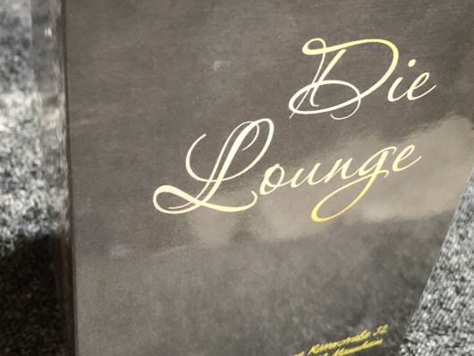 Schwarze Karte oder Aufsteller mit der goldenen Aufschrift Die Lounge