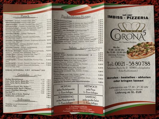 Aufgefaltete Speisekarte einer Pizzeria mit Pizzaabbildung und vielen Gerichten auf rotem Untergrund.