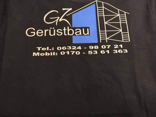 Schwarzes T-Shirt mit Firmenlogo GZ Gerüstbau und Telefonnummern.