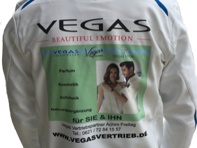 Rückansicht einer weißen Jacke mit großem Vegas Werbeaufdruck