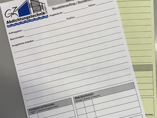 Zwei übereinanderliegende Baustellenauftragsformulare von GZ Abdichtungstechnik auf grauem Untergrund.